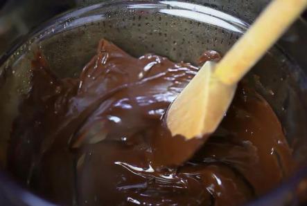 How to melt chocolate so that it is liquid