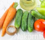 Zeleninový šalát vo vrstvách na zimu z papriky, paradajok, uhoriek, mrkvy a cibule Šalátové uhorky paradajky mrkva